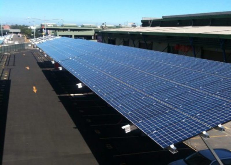 O estacionamento Solar Proporciona sombra e diminui a temperatura nos veiculos.